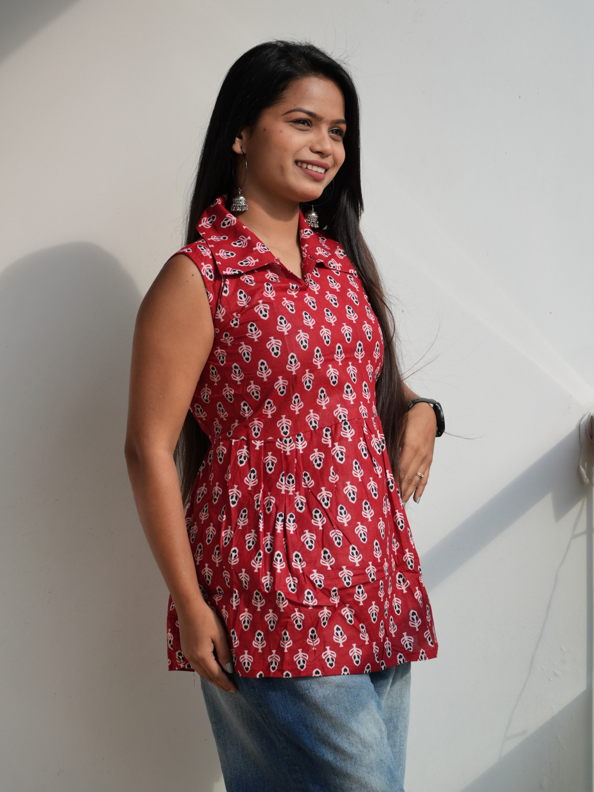 Jaipuri Butti Patern Colared Neck Sleevless Cotton Kurti - Image 3